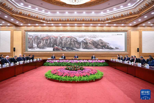 习近平会见出席中国国际友好大会暨中国人民对外友好协会成立70周年纪念活动外方嘉宾3.png